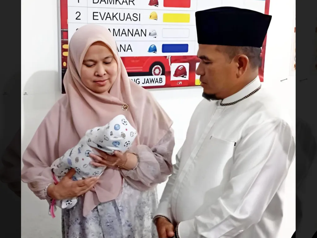 Ditelantarkan, Bayi Cantik nan Malang itu Dibezuk Wabup Candra di Puskesmas Bukit Sileh